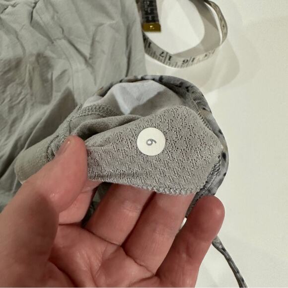 Lululemon No Limits Tank in Silver Spoon‎ / Petite Fleur Silver Spoon Size 6 - Picture 8 of 10